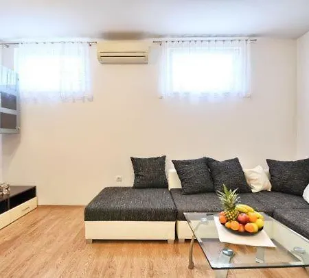Brigitte With 2 Bedrooms アパート *