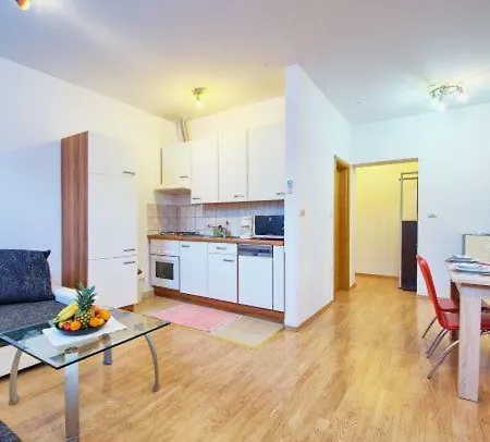 Brigitte With 2 Bedrooms アパート *