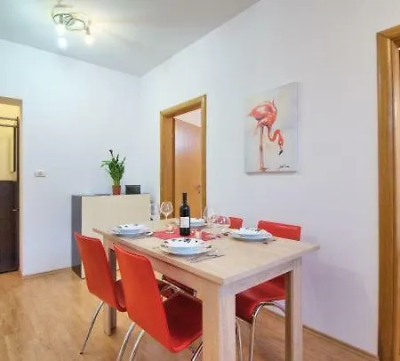 Brigitte With 2 Bedrooms プーラ